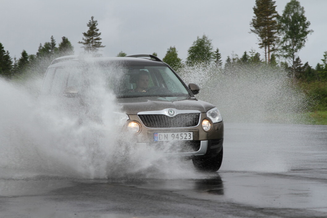 MISTER ALL KONTROLL: Med slitte, men lovlige sommerdekk, kan du vannplane og miste alt veigrep i 30 km/t lavere hastighet enn med en nytt dekk på bilen. Foto: Rune Korsvoll MISTER ALL KONTROLL: Med slitte, men lovlige sommerdekk, kan du vannplane og miste alt veigrep i 30 km/t lavere hastighet enn med en nytt dekk på bilen. Foto: Rune Korsvoll