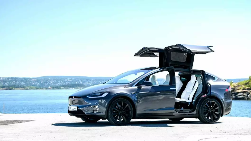 UVANLIG: De store måkevingedørene på Tesla Model X er fortsatt et spektakulært syn på parkeringsplassen. Foto: Jon Terje Hellgren Hansen