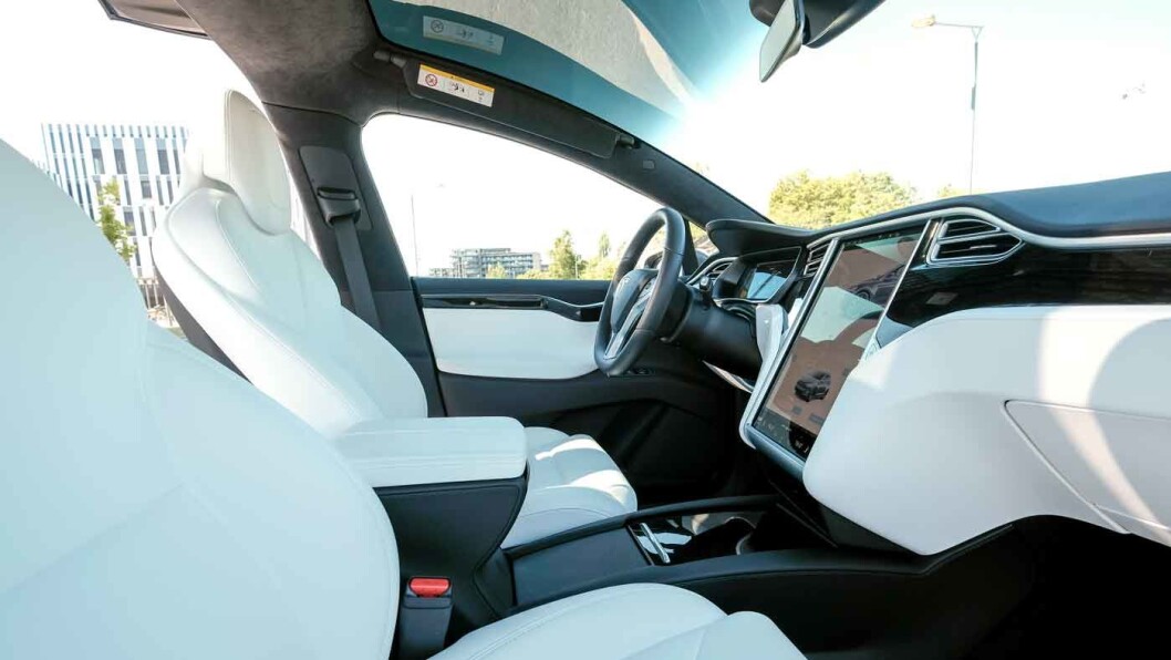 STOR: Tesla Model X er en stor bil, men den har også et hav av plass – i tillegg til en overflod av krefter. STOR: Tesla Model X er en stor bil, men den har også et hav av plass – i tillegg til en overflod av krefter.