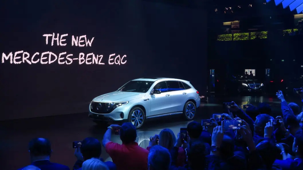 FOR FOLKET: Mercedes åpnet sin paviljong på Paris-utstillingen tirsdag med den helelektriske EQC. FOR FOLKET: Mercedes åpnet sin paviljong på Paris-utstillingen tirsdag med den helelektriske EQC.