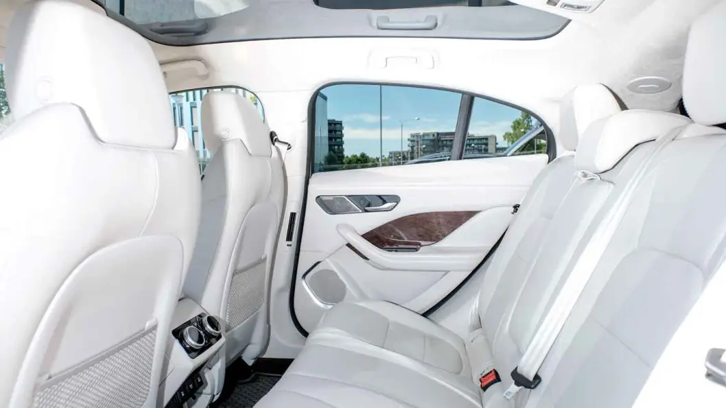 SOLID: De konvensjonelle bilene til Jaguar har fått litt kritikk for at materialkvaliteten ikke har vært helt premium. I-Pace virker meget solid. SOLID: De konvensjonelle bilene til Jaguar har fått litt kritikk for at materialkvaliteten ikke har vært helt premium. I-Pace virker meget solid.