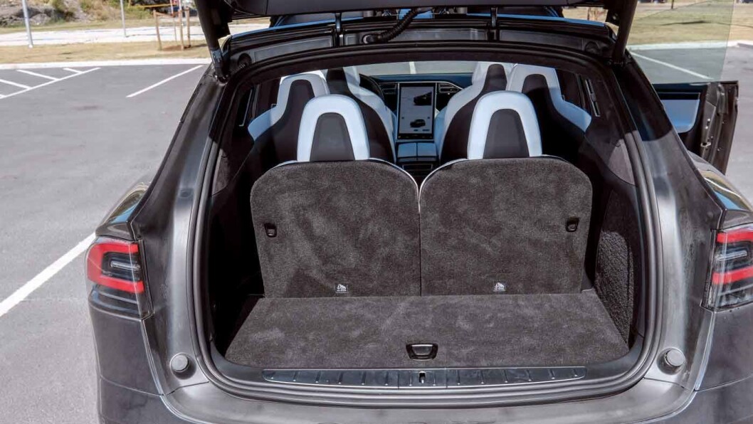 ROMMER EN STORFAMILIE: Tesla Model X har over 1000 liter bagasjeplass og plass til et par bager under panseret. ROMMER EN STORFAMILIE: Tesla Model X har over 1000 liter bagasjeplass og plass til et par bager under panseret.