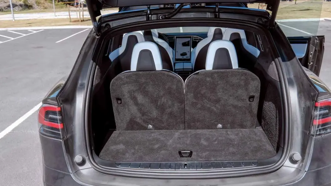 ROMMER EN STORFAMILIE: Tesla Model X har over 1000 liter bagasjeplass og plass til et par bager under panseret. ROMMER EN STORFAMILIE: Tesla Model X har over 1000 liter bagasjeplass og plass til et par bager under panseret.