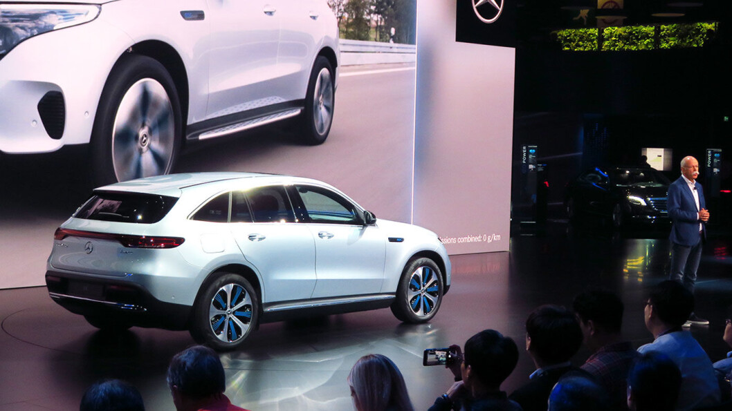 NY STJERNE: Avtroppende Mercedes-sjef Dieter Zetsche med den nye EQC i Paris. NY STJERNE: Avtroppende Mercedes-sjef Dieter Zetsche med den nye EQC i Paris.