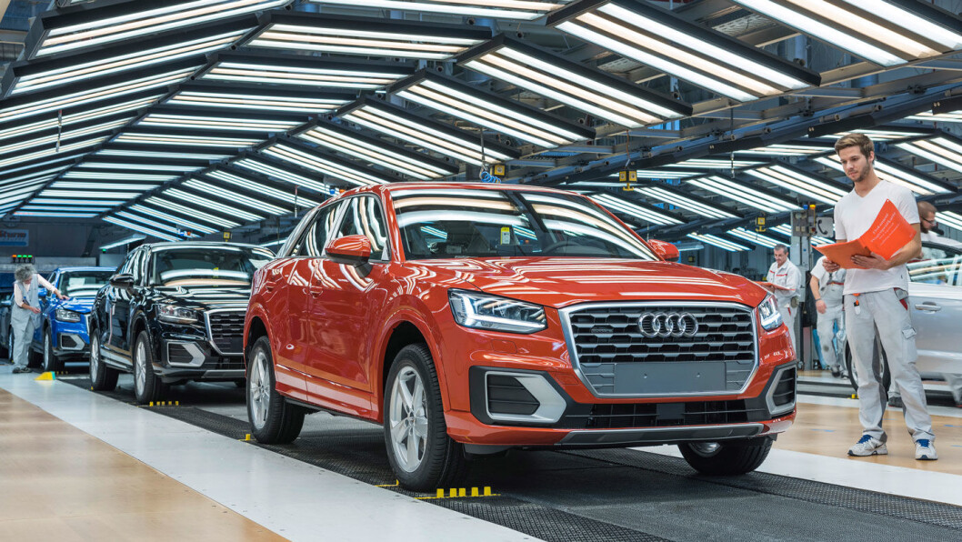 SPORTY: Den råeste utgaven av Audi Q2 ble presentert på bilutstillingen i Paris, med firehjulstrekk og 300 hester. Her er den enklere utgaven på vei gjennom de siste sjekkpunktene på fabrikken. SPORTY: Den råeste utgaven av Audi Q2 ble presentert på bilutstillingen i Paris, med firehjulstrekk og 300 hester. Her er den enklere utgaven på vei gjennom de siste sjekkpunktene på fabrikken.