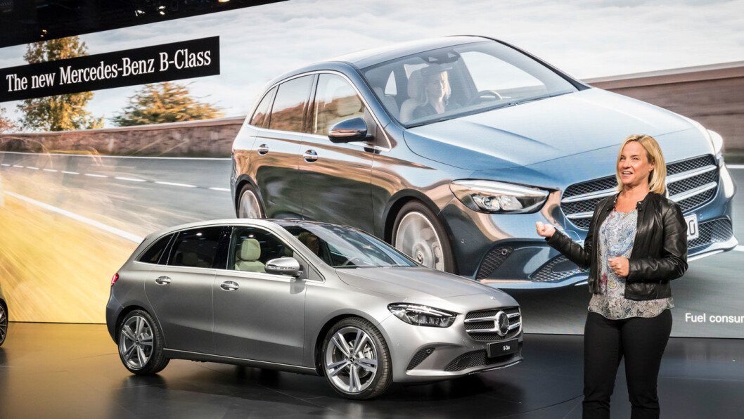 MER ELEGANT: Nye Mercedes B-klasse har fått et utseende som er mer dynamisk enn den litt «bollete» forgjengeren. I Paris ble den presentert av Britta Seeger, sjef for salg og marketing i Europa. MER ELEGANT: Nye Mercedes B-klasse har fått et utseende som er mer dynamisk enn den litt «bollete» forgjengeren. I Paris ble den presentert av Britta Seeger, sjef for salg og marketing i Europa.