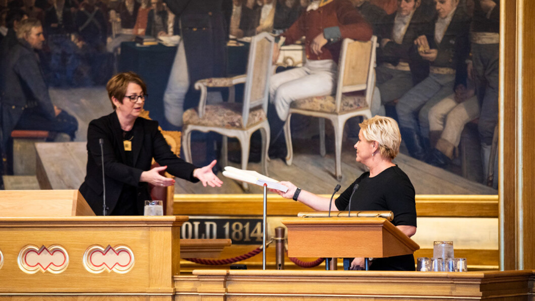 HELE PAKKA: Finansminister Siv Jensen (FrP) overleverer regjeringens forslag til statsbudsjett og nasjonalbudsjett for 2019 til stortingspresident Tone Wilhelmsen Trøen mandag. Foto: Stortinget HELE PAKKA: Finansminister Siv Jensen (FrP) overleverer regjeringens forslag til statsbudsjett og nasjonalbudsjett for 2019 til stortingspresident Tone Wilhelmsen Trøen mandag. Foto: Stortinget