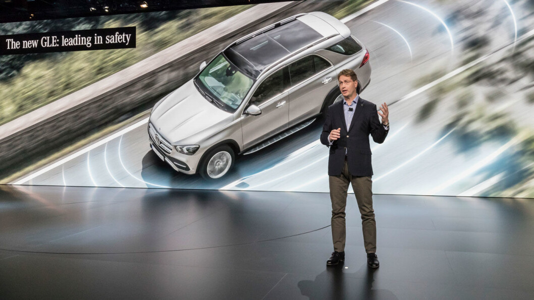 LUKSUS: Mercedes GLE har blitt 10 centimeter lenger, det gir blant annet plass til en tredje seterad. Modellen har også det siste av teknologi og sikkerhetsutstyr fra Mercedes, her introdusert av den påtroppende Mercedes-sjefen, svenske Ola Källenius. LUKSUS: Mercedes GLE har blitt 10 centimeter lenger, det gir blant annet plass til en tredje seterad. Modellen har også det siste av teknologi og sikkerhetsutstyr fra Mercedes, her introdusert av den påtroppende Mercedes-sjefen, svenske Ola Källenius.