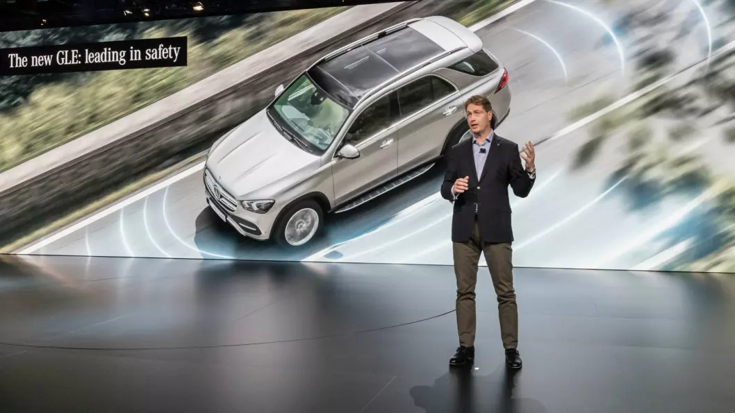 LUKSUS: Mercedes GLE har blitt 10 centimeter lenger, det gir blant annet plass til en tredje seterad. Modellen har også det siste av teknologi og sikkerhetsutstyr fra Mercedes, her introdusert av den påtroppende Mercedes-sjefen, svenske Ola Källenius.