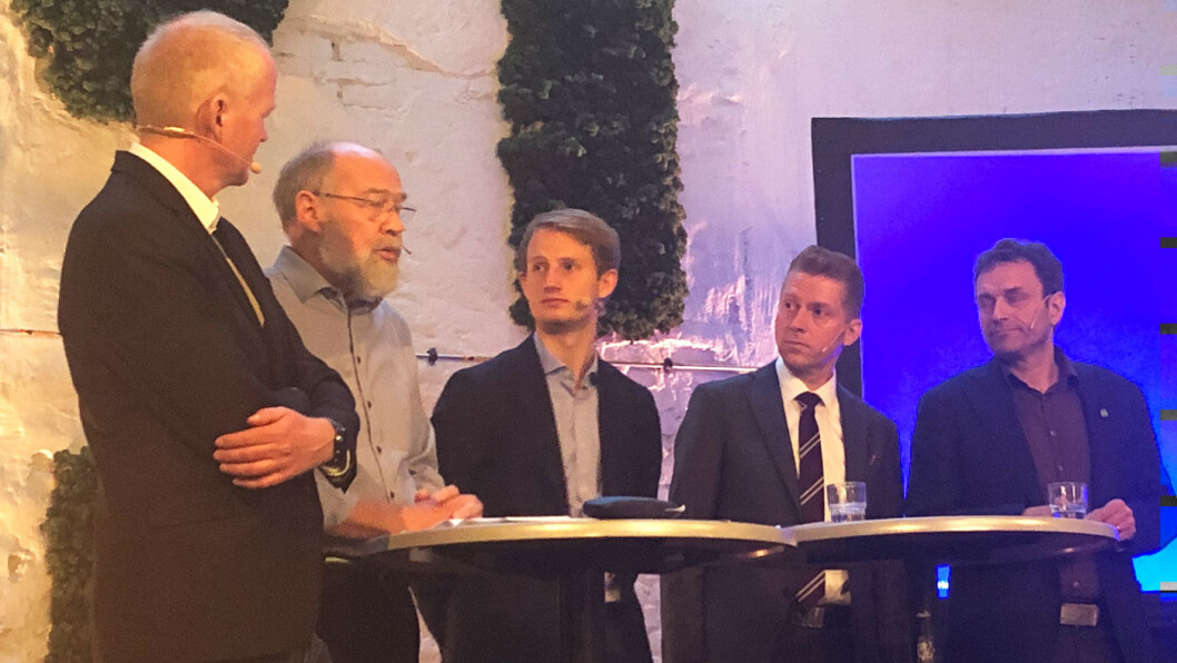 GANSKE ENIGE: Politikerdebatt på OFVs frokostmøte avslørte ingen uenighet i behovet for å finne en ny bilavgiftsordning. Her fra venstre Lars Haltbrekken (SV), Svein Roald Hansen (Ap), Aleksander Tennebø (H), Jørgen Næsje (Frp) og Arild Hermstad (MDG). GANSKE ENIGE: Politikerdebatt på OFVs frokostmøte avslørte ingen uenighet i behovet for å finne en ny bilavgiftsordning. Her fra venstre Lars Haltbrekken (SV), Svein Roald Hansen (Ap), Aleksander Tennebø (H), Jørgen Næsje (Frp) og Arild Hermstad (MDG).