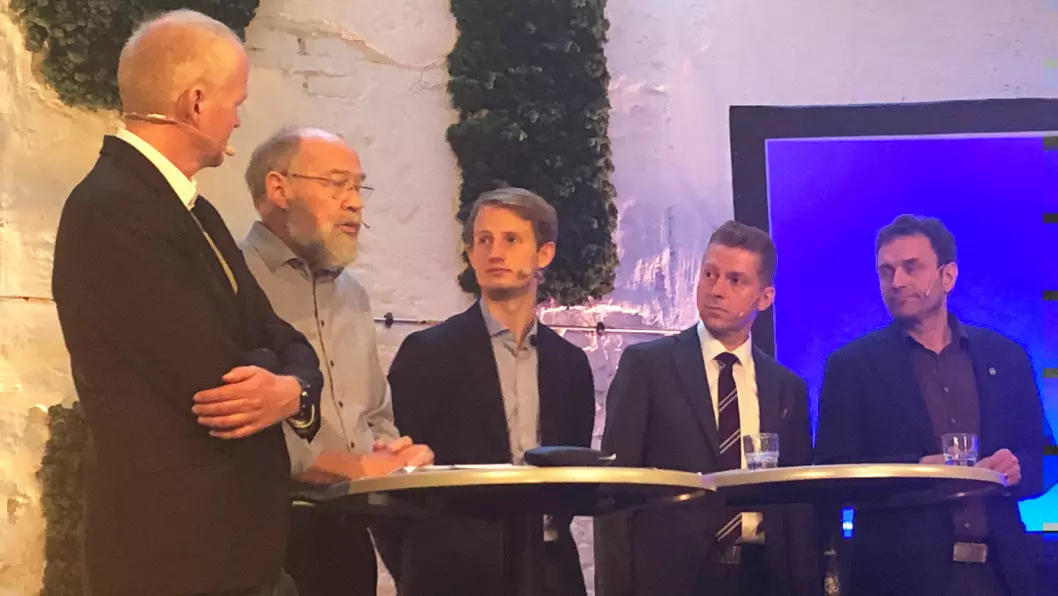 GANSKE ENIGE: Politikerdebatt på OFVs frokostmøte avslørte ingen uenighet i behovet for å finne en ny bilavgiftsordning. Her fra venstre Lars Haltbrekken (SV), Svein Roald Hansen (Ap), Aleksander Tennebø (H), Jørgen Næsje (Frp) og Arild Hermstad (MDG).