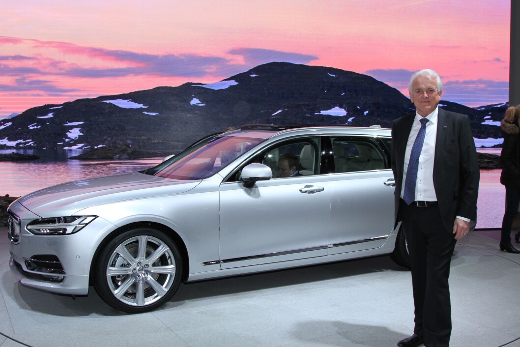 ALLE LADBARE: – Alle de nye Volvo-modellene som kommer vil få ladbart hybriddrivverk. Volvo S90 og V90 er neste modeller ut i den store modell-fornyelsen, forteller Volvo-sjef Øystein Herland. Foto: Rune Korsvoll ALLE LADBARE: – Alle de nye Volvo-modellene som kommer vil få ladbart hybriddrivverk. Volvo S90 og V90 er neste modeller ut i den store modell-fornyelsen, forteller Volvo-sjef Øystein Herland. Foto: Rune Korsvoll
