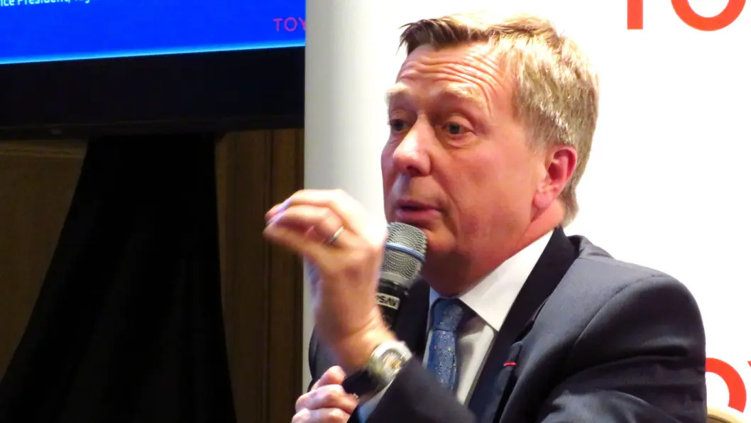 ET SPØRSMÅL OM PENGER: Toyota-sjefen Didier Leroy har ett stort problem med elbiler: Han vet ikke hvor han skal få solgt dem. – Det er ikke noe land i verden som kan matche de godene man gir elbilene i Norge. Det er helt utelukket, sier Leroy. ET SPØRSMÅL OM PENGER: Toyota-sjefen Didier Leroy har ett stort problem med elbiler: Han vet ikke hvor han skal få solgt dem. – Det er ikke noe land i verden som kan matche de godene man gir elbilene i Norge. Det er helt utelukket, sier Leroy.