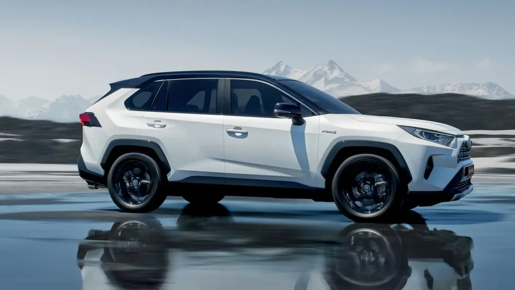 TILBAKE PÅ TOPPEN? Toyota RAV4, Tesla Model X og Mitsubishi Outlander har knivet opp posisjonen som Norges mest solgte SUV de siste årene. En ny og vesentlig freshere utgave av RAV4 er Toyotas svar på avgiftsvinnerne fra konkurrentene. TILBAKE PÅ TOPPEN? Toyota RAV4, Tesla Model X og Mitsubishi Outlander har knivet opp posisjonen som Norges mest solgte SUV de siste årene. En ny og vesentlig freshere utgave av RAV4 er Toyotas svar på avgiftsvinnerne fra konkurrentene.