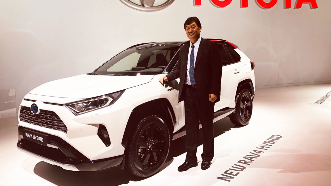ELSK ELLER HAT: Sjefingeniør Yoshikazu Saeki ved siden av femte generasjon RAV4 på bilutstillingen i Paris nylig. ELSK ELLER HAT: Sjefingeniør Yoshikazu Saeki ved siden av femte generasjon RAV4 på bilutstillingen i Paris nylig.