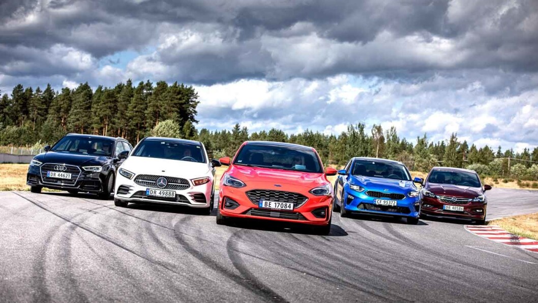 SJEF I MIDTEN: En rød Fords Focus stråler blant fire konkurrenter. SJEF I MIDTEN: En rød Fords Focus stråler blant fire konkurrenter.