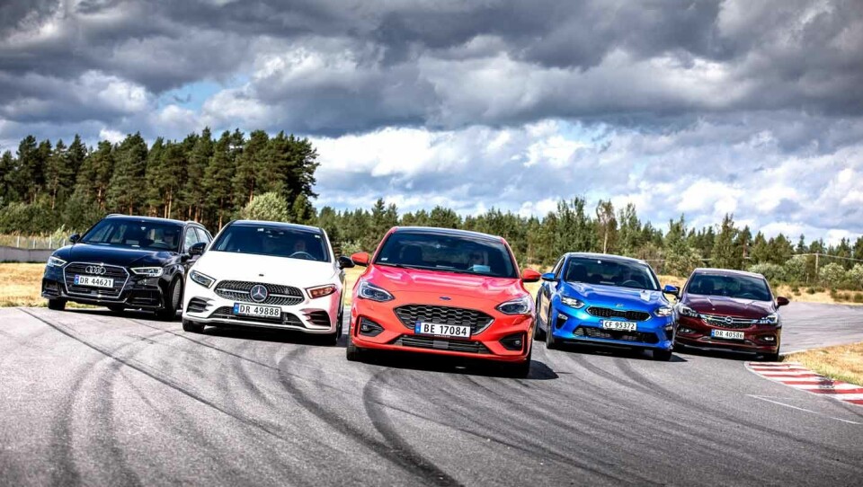 SJEF I MIDTEN: En rød Fords Focus stråler blant fire konkurrenter.