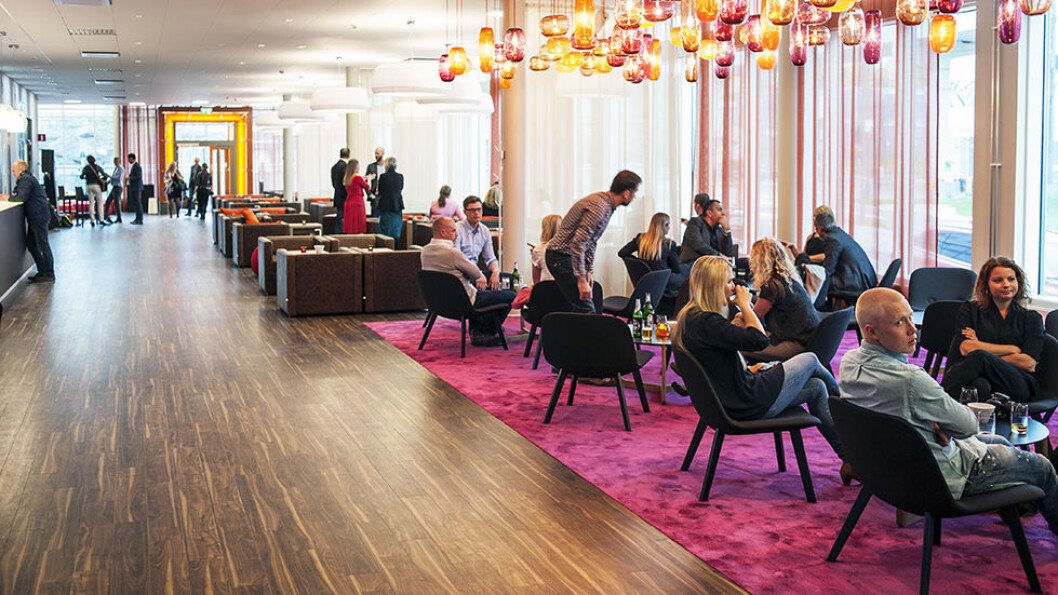RIMELIG DESIGN: Motel L ved Globen i Stockholm satser på den nye hotelltrenden; bo billig og bra, med store fellesarealer og små, men gode rom. Foto: Philip Laurell/Motel L RIMELIG DESIGN: Motel L ved Globen i Stockholm satser på den nye hotelltrenden; bo billig og bra, med store fellesarealer og små, men gode rom. Foto: Philip Laurell/Motel L