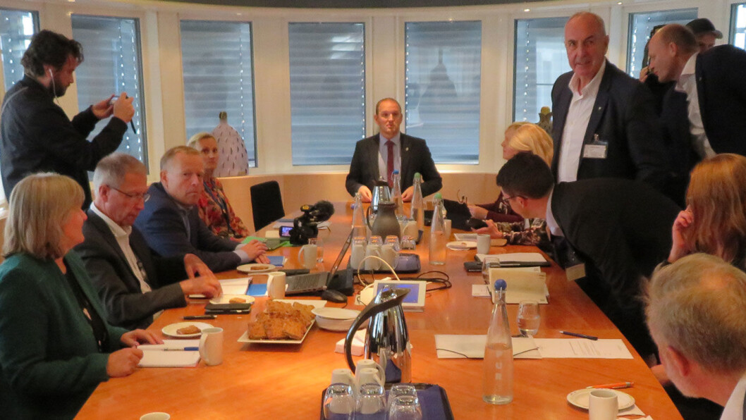 STIKKER? Sandnes-ordfører Stanley Wirak (stående til høyre) var med på møtet Rogalandspolitikerne hadde om byvekstavtalen hos samferdselsminister Jon Georg Dale (i midten) tidligere i høst. STIKKER? Sandnes-ordfører Stanley Wirak (stående til høyre) var med på møtet Rogalandspolitikerne hadde om byvekstavtalen hos samferdselsminister Jon Georg Dale (i midten) tidligere i høst.