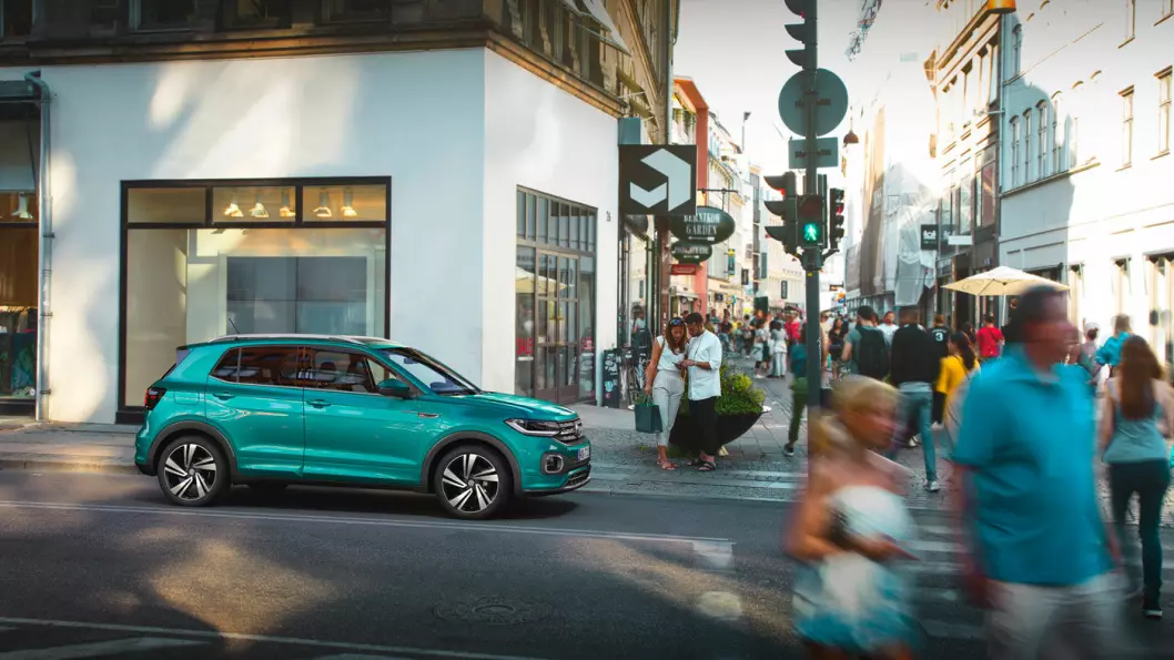 LITEN SUV: Volkswagens nykommer i SUV-segmentet, T-Cross, trives best i urbant miljø. Den er på størrelse med en Polo.