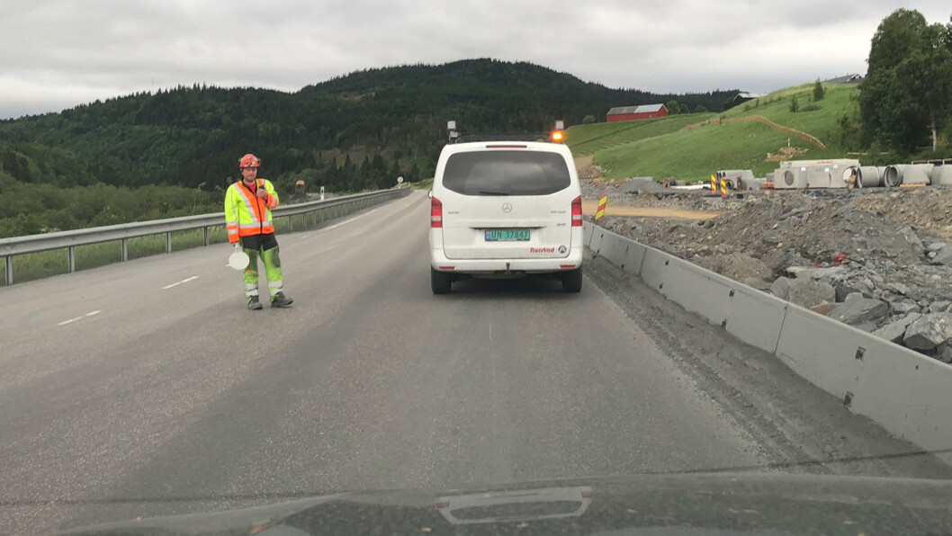 HØR ETTER: – Lytt til beskjeder du får, oppfordrer Vegdirektoratet. Her er det full stopp i trafikken på E6 sør for Trondheim på grunn av veiutbygging. Foto: Geir Røed HØR ETTER: – Lytt til beskjeder du får, oppfordrer Vegdirektoratet. Her er det full stopp i trafikken på E6 sør for Trondheim på grunn av veiutbygging. Foto: Geir Røed