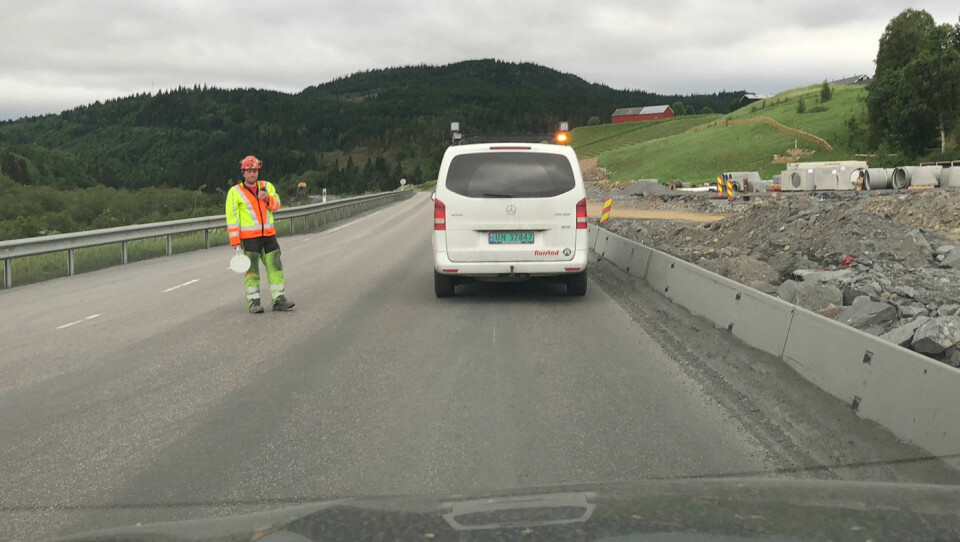 HØR ETTER: – Lytt til beskjeder du får, oppfordrer Vegdirektoratet. Her er det full stopp i trafikken på E6 sør for Trondheim på grunn av veiutbygging. Foto: Geir Røed