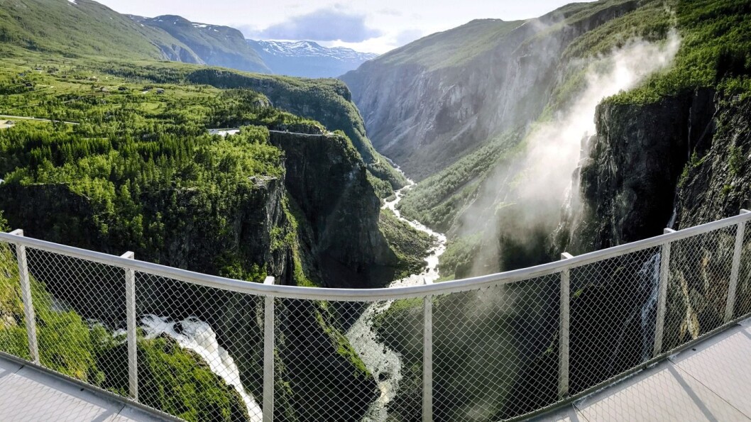 MEST BESØKT: Vøringsfossen ved Hardangervidda stuper 182 meter ned fra platået på Hardangervidda. Den bygges ut med nye utsiktspunkter og en spektakulær bro tegnet av arkitekt Carl-Viggo Hølmebakk. Foto: Kjersti Wold MEST BESØKT: Vøringsfossen ved Hardangervidda stuper 182 meter ned fra platået på Hardangervidda. Den bygges ut med nye utsiktspunkter og en spektakulær bro tegnet av arkitekt Carl-Viggo Hølmebakk. Foto: Kjersti Wold