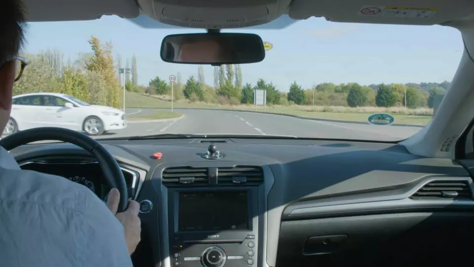 LYSFRITT: Ford har utviklet teknologi som gjør at biler kan kommunisere med hverandre før kryss, og automatisk tilpasse fart og avstand. Foto: Ford