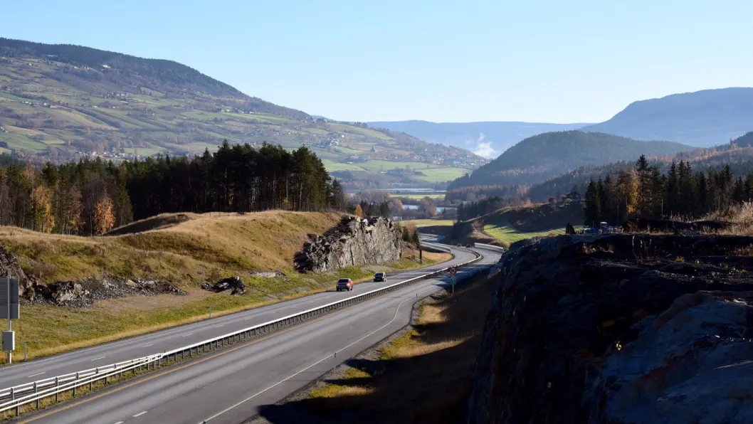ÅRETS VAKRESTE VEI: To så forskjellige prosjekter som en bit av E6 gjennom Gudbrandsdalen og hovedgatene i en seilskuteby på Sørlandet får begge Vakre Vegers pris for 2018. Foto: Knut Opeide ÅRETS VAKRESTE VEI: To så forskjellige prosjekter som en bit av E6 gjennom Gudbrandsdalen og hovedgatene i en seilskuteby på Sørlandet får begge Vakre Vegers pris for 2018. Foto: Knut Opeide
