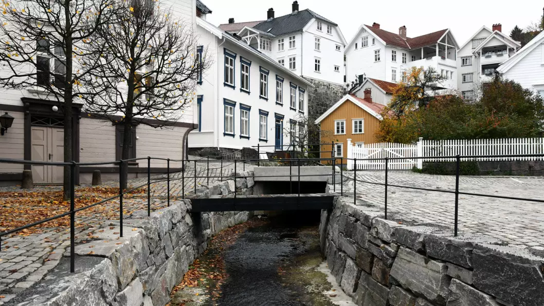 VELLYKKET REHABILITERING: Hovedgatene i Tvedestrand har fått nytt dekke av gamle steiner. Foto: Knut Opeide