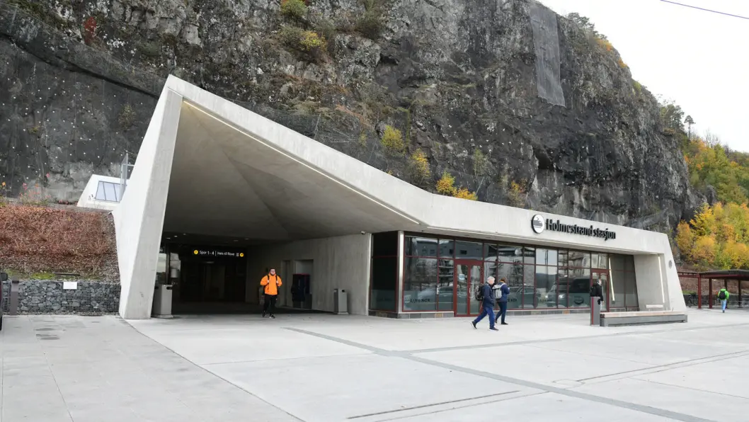 KNUTEPUNKT: Togstasjonen i Holmestrand er bygget inn i fjellet. Foto: Knut Opeide KNUTEPUNKT: Togstasjonen i Holmestrand er bygget inn i fjellet. Foto: Knut Opeide