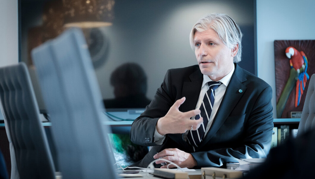 ALLE SKAL MED: – Byområdene har tatt elbilbølgen, ikke distriktene, mener Ola Elvestuen (V). ALLE SKAL MED: – Byområdene har tatt elbilbølgen, ikke distriktene, mener Ola Elvestuen (V).