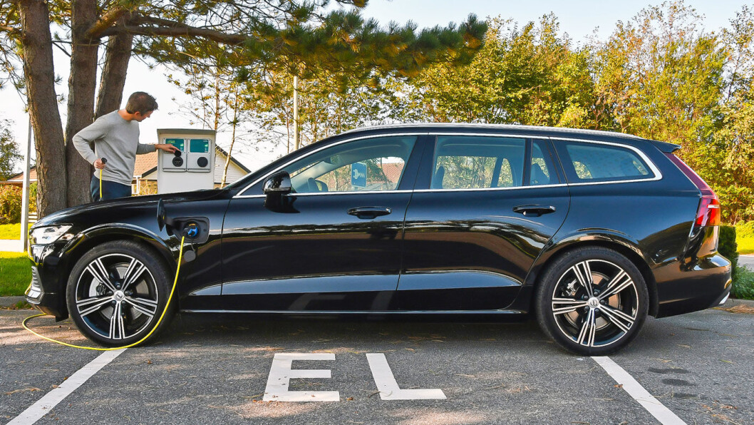 IKKE AKKURAT TIL HYTTA: En fulladet plug-in-utgave av nye Volvo V60 øser hverdagsturene elektrisk, men elmotoren overrasker ikke positivt i rekkeviddetest. Foto: Anders Helgesson IKKE AKKURAT TIL HYTTA: En fulladet plug-in-utgave av nye Volvo V60 øser hverdagsturene elektrisk, men elmotoren overrasker ikke positivt i rekkeviddetest. Foto: Anders Helgesson