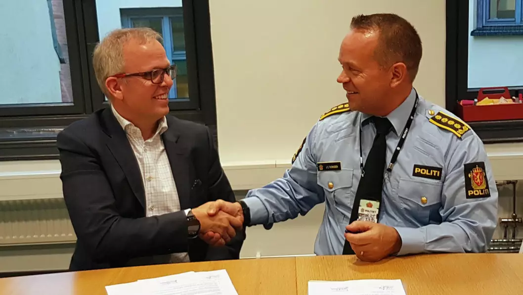 AVTALE: Eirik Håstein, produktdirektør for FINN motor, og Jan Eirik Thomassen, politiinspektør i Oslo politidistrikt, er godt fornøyd etter signering av den nye avtalen. Foto: FINN