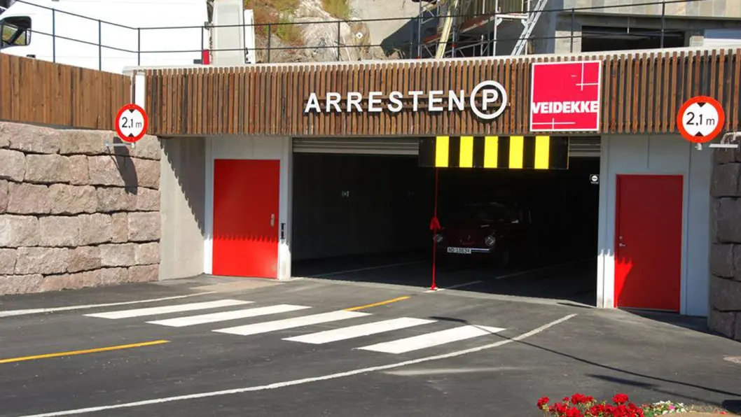 IKKE GRATIS: Regjeringen mener at elbileiere ikke skal være garantert halv pris i de kommunalt eide parkeringshusene, som her i Arresten parkeringshus i Grimstad. Foto: Grimstad kommune IKKE GRATIS: Regjeringen mener at elbileiere ikke skal være garantert halv pris i de kommunalt eide parkeringshusene, som her i Arresten parkeringshus i Grimstad. Foto: Grimstad kommune