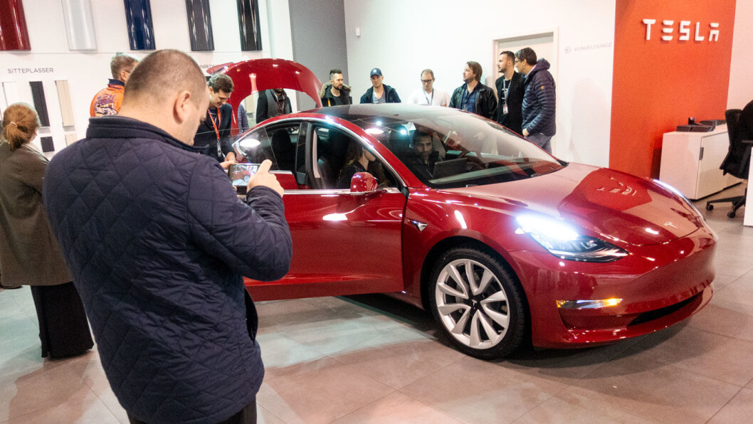 I OSLO: De første Tesla-entusiastene fikk se Model 3 i Oslo i går. I OSLO: De første Tesla-entusiastene fikk se Model 3 i Oslo i går.