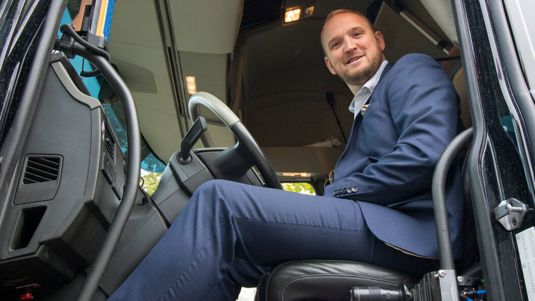 KARANTENE: Samferdselsminister Jon Georg Dale (FrP), her bak rattet på en lastebil, vil hindre at ukvalifiserte sjåfører slipper ut i trafikken. Foto: Samferdselsdepartementet KARANTENE: Samferdselsminister Jon Georg Dale (FrP), her bak rattet på en lastebil, vil hindre at ukvalifiserte sjåfører slipper ut i trafikken. Foto: Samferdselsdepartementet