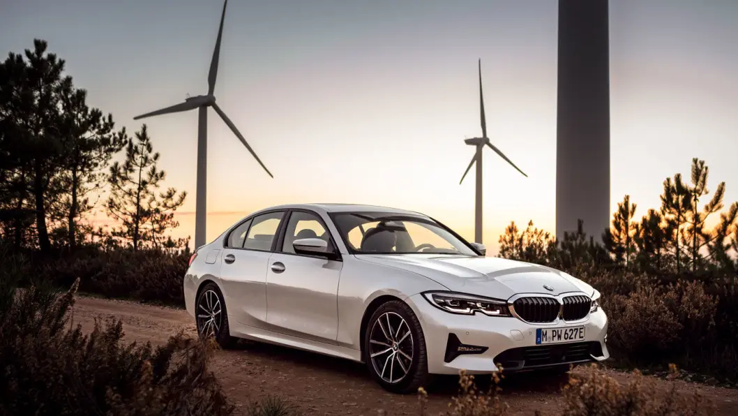 ØKT REKKEVIDDE: Den ladbare versjonen av nye BMW 3-serie skal klare hele 6 mil på ren eldrift, hevder BMW. Her er sedanutgaven av 330e. ØKT REKKEVIDDE: Den ladbare versjonen av nye BMW 3-serie skal klare hele 6 mil på ren eldrift, hevder BMW. Her er sedanutgaven av 330e.