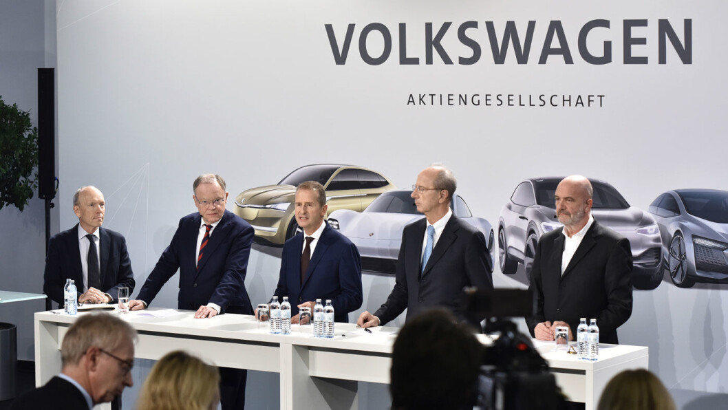PLUGGER INN: Toppledelsen i Volkswagen AG, med konsernsjef Herbert Diess i midten, etter fredagens møte. Foto: Volkswagen AG PLUGGER INN: Toppledelsen i Volkswagen AG, med konsernsjef Herbert Diess i midten, etter fredagens møte. Foto: Volkswagen AG