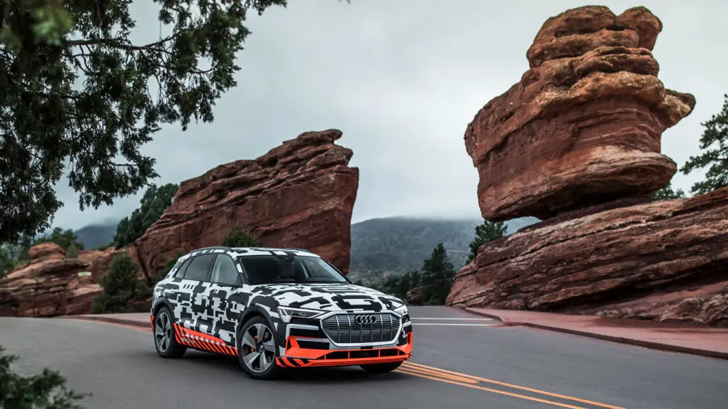 UTE PÅ VEIEN: Audis heleelektriske SUV er snart på veien. Men det koster å bygge den opp med spennende og nødvendig utstyr. Foto: Audi AG UTE PÅ VEIEN: Audis heleelektriske SUV er snart på veien. Men det koster å bygge den opp med spennende og nødvendig utstyr. Foto: Audi AG