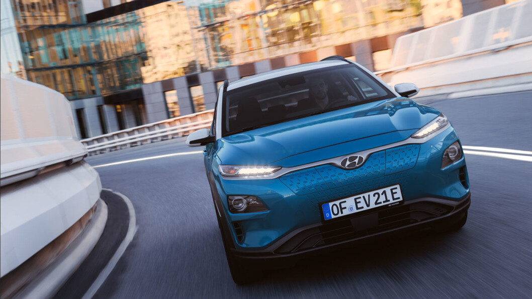 SUKSESS: Hyundai Kona (bildet) er blitt en suksess i sitt segment, selv om det er langt ventetid på ny bil. Søskenet Ioniq har ikke like god rekkevidde, men er både større og mye billigere – og lettere tilgjengelig. SUKSESS: Hyundai Kona (bildet) er blitt en suksess i sitt segment, selv om det er langt ventetid på ny bil. Søskenet Ioniq har ikke like god rekkevidde, men er både større og mye billigere – og lettere tilgjengelig.
