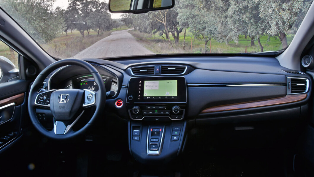 SMÅ ENDRINGER: Innvendig er det bare girspaken som skiller en hybrid fra en vanlig bensin-CR-V. SMÅ ENDRINGER: Innvendig er det bare girspaken som skiller en hybrid fra en vanlig bensin-CR-V.