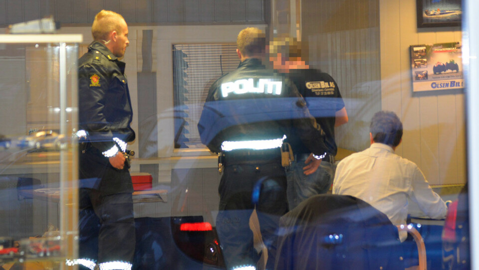 PÅGREPET: I 2016 ble bruktbilselger Geir Egil Olsen pågrepet i sine salgslokaler av politiet. Nå vurderer statsadvokaten tiltalebeslutningen. Foto: Stian Larsen, Agderposten