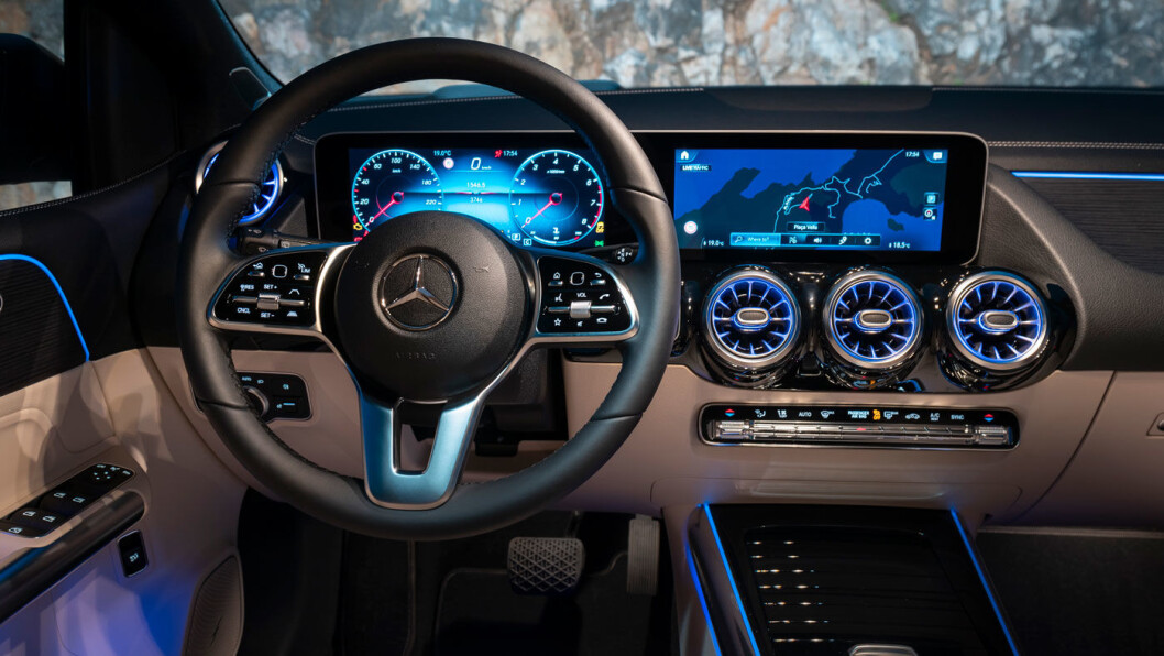 EKSKLUSIVT: Vi har sett dette instrumentpanelet i flere Mercedes-modeller, men fortsatt virker det friskt og eksklusivt. EKSKLUSIVT: Vi har sett dette instrumentpanelet i flere Mercedes-modeller, men fortsatt virker det friskt og eksklusivt.