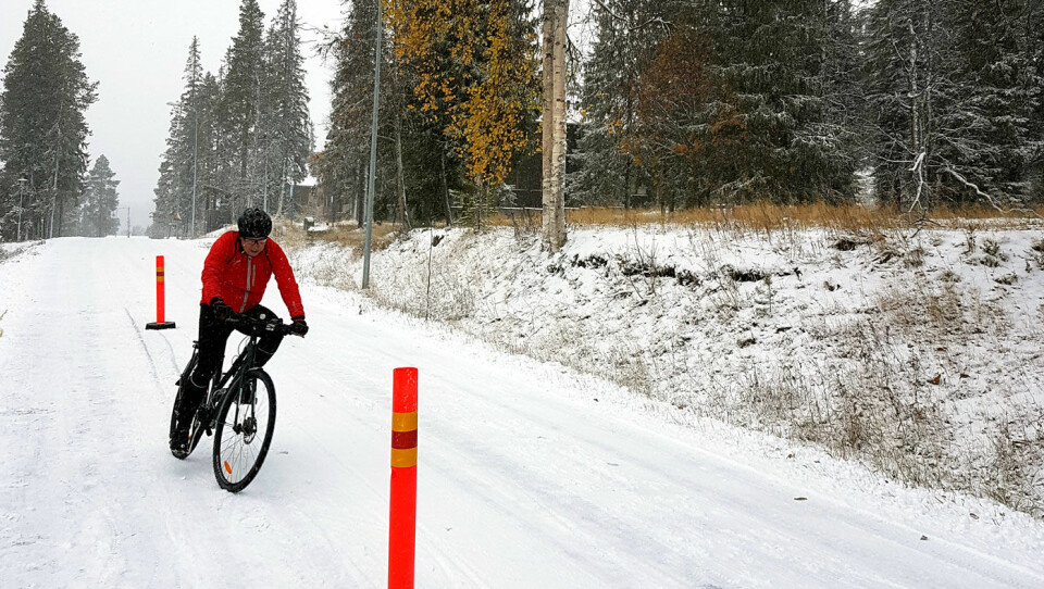 PÅ TO HJUL I SVINGEN: På vinterføre er det ingen tvil om at det er best med piggdekk på sykkelen, men det er ikke alle som har grep på snø og is, viser NAFs ferske sykkeldekktest.