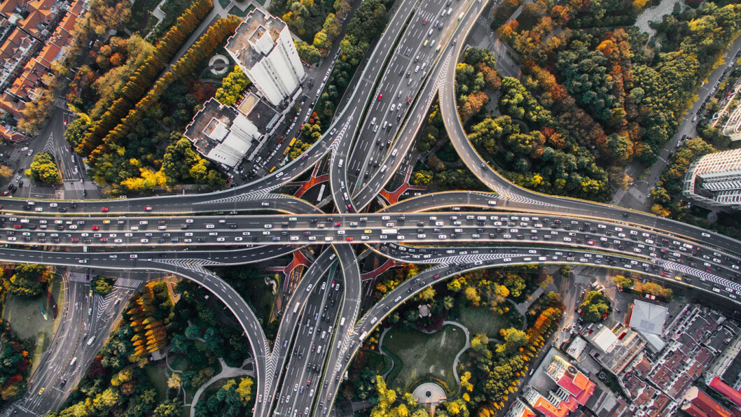 DEN STORE OVERSIKTEN: Det kan være tett mellom bilene på hovedveiene i Shanghai. Og alle blir sett… Foto: Denys Nevozhai, Unsplash DEN STORE OVERSIKTEN: Det kan være tett mellom bilene på hovedveiene i Shanghai. Og alle blir sett… Foto: Denys Nevozhai, Unsplash