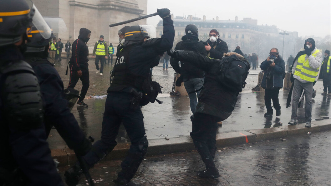 AVGIFTSBRÅK: Fransk opprørspoliti brukte køller, vannkanoner og tåregass for å spre demonstrantene i Paris. Minst 140 demonstranter ble pågrepet. Foto: AP / NTB scanpix AVGIFTSBRÅK: Fransk opprørspoliti brukte køller, vannkanoner og tåregass for å spre demonstrantene i Paris. Minst 140 demonstranter ble pågrepet. Foto: AP / NTB scanpix