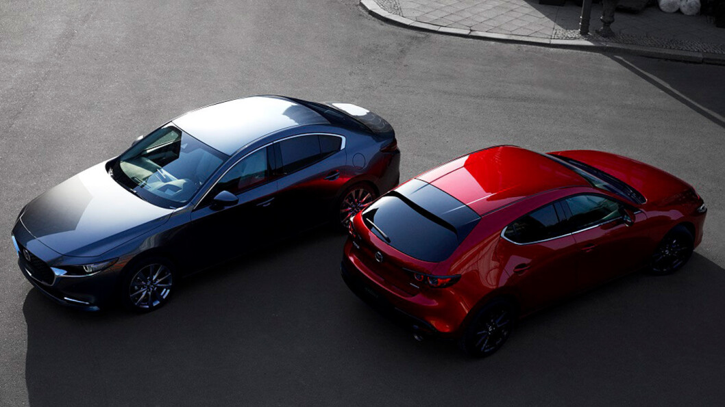 STILIG: Nye Mazda 3 har beholdt forgjengerens proporsjoner, men designgrepene i bakenden har gjort bilen enda mer sporty. STILIG: Nye Mazda 3 har beholdt forgjengerens proporsjoner, men designgrepene i bakenden har gjort bilen enda mer sporty.
