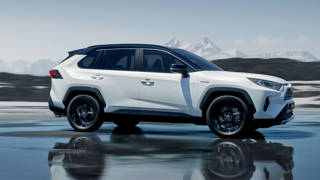 POPULÆR PÅ LEIE: Toyota kommer med en oppdatert RAV 4 om kort tid, en hybrid-SUV som i følge SSB-tall er blant bilene med en drivlinje vi ønsker å lease – framfor å kjøpe. POPULÆR PÅ LEIE: Toyota kommer med en oppdatert RAV 4 om kort tid, en hybrid-SUV som i følge SSB-tall er blant bilene med en drivlinje vi ønsker å lease – framfor å kjøpe.