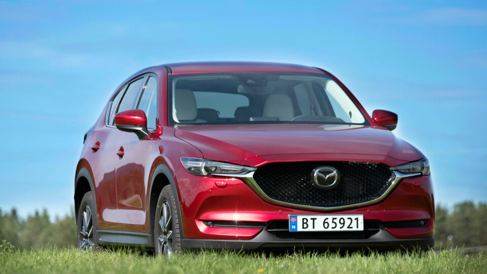ANSIKTSLØFTNING: «En helt ny bil«, sier Mazda, men «nye» CX-5 er nok mer en ansiktsløftning. Likevel er mye forbedret på komfort og sikkerhetsutstyr. Foto: Jon Terje Hellgren Hansen